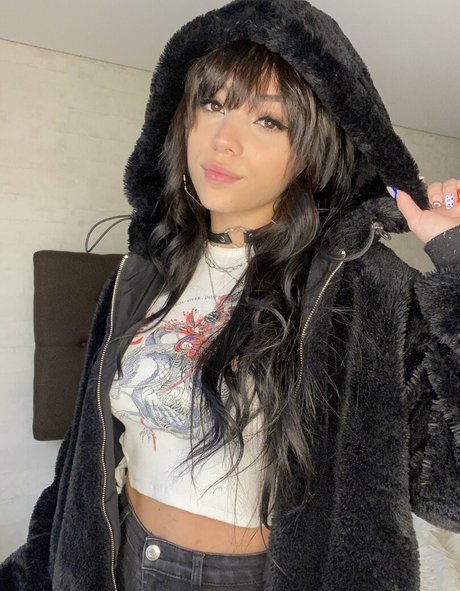 ティーンフィンガリングオンリーファンズ ポルノ 画像