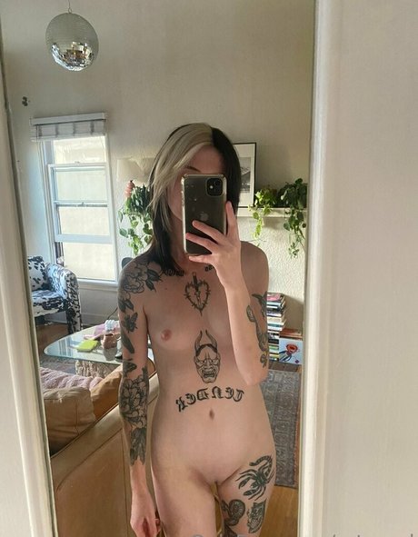 心理学者オンリーファンズ ヌード 画像