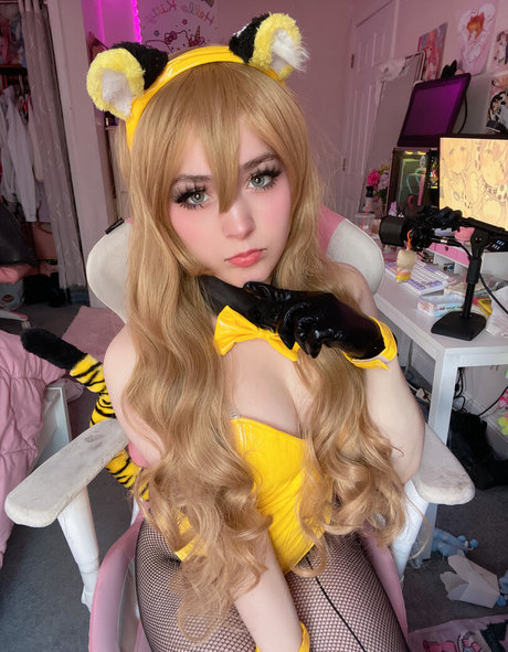 小柄なブロンドの熟女オンリーファンズ 素敵 画像