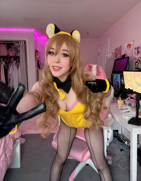 金髪の小人オンリーファンズ エロチック 写真