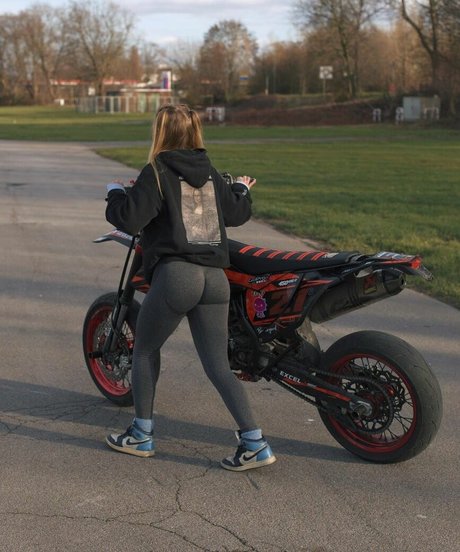 老母オンリーファン ポルノグラフィック 写真