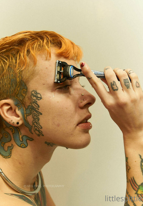 Little Spittle エロティックモデル 画像