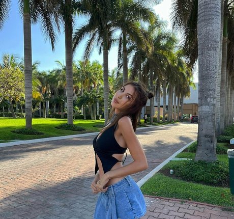 黒檀の熟女オンリーファンズ セクシーヌード 写真