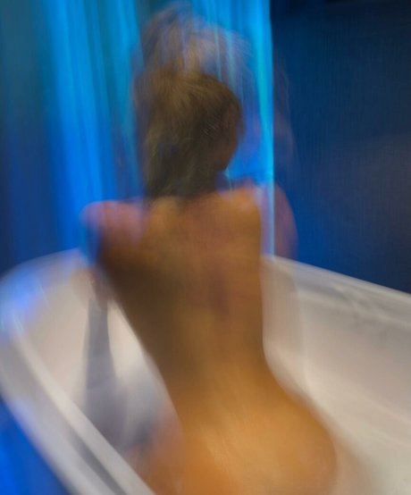 曲線美の女の子オンリーファンズ ヌード 写真