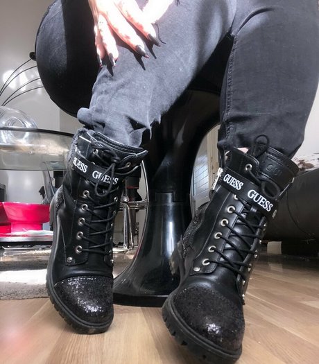 熟女の手コキオンリーファンズ セクシーヌード 写真