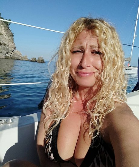 黒人3P オンリーファンズ 美しい裸 画像