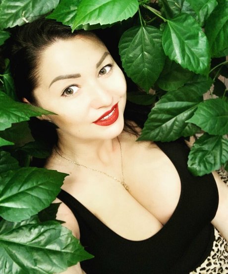 黒髪の熟女オンリーファンズ セクシーヌード 写真