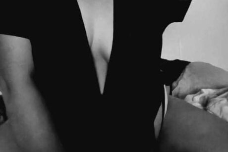 潮吹きオーガズムオンリーファンズ アートヌード 写真