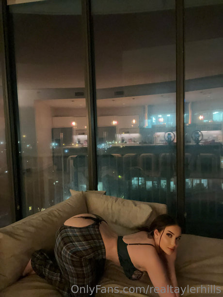 Tayler Hills トップモデル 写真