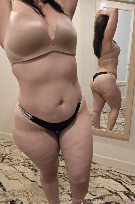 Curvy Mommy スター 裸 画像