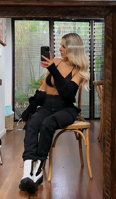 かわいいブロンドのオンリーファンズ ポルノ 画像