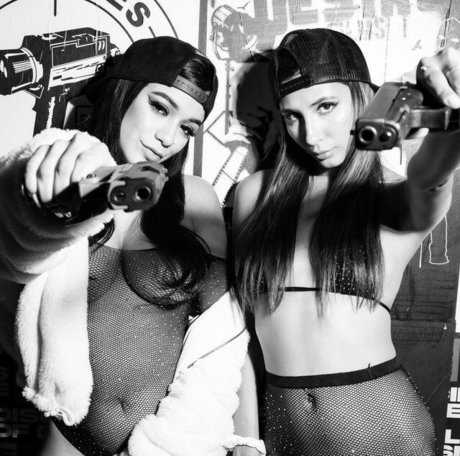 オイルを塗った巨乳オンリーファンズ ヌード ギャラリー