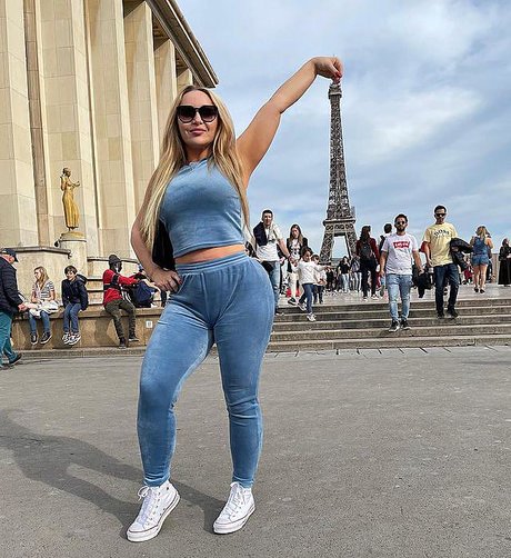 カーリーエボニーオンリーファンズ えろ 写真