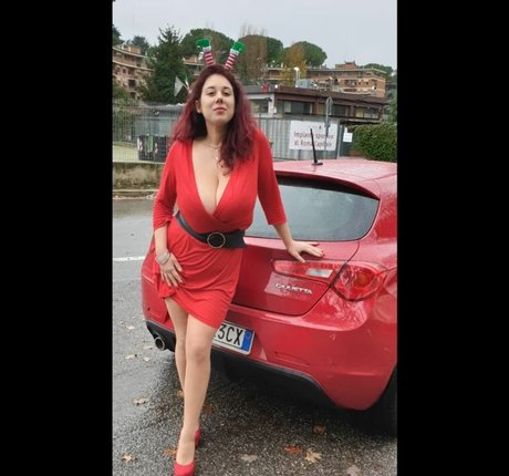 曲線美のランジェリーオンリーファンズ エロ ギャラリー