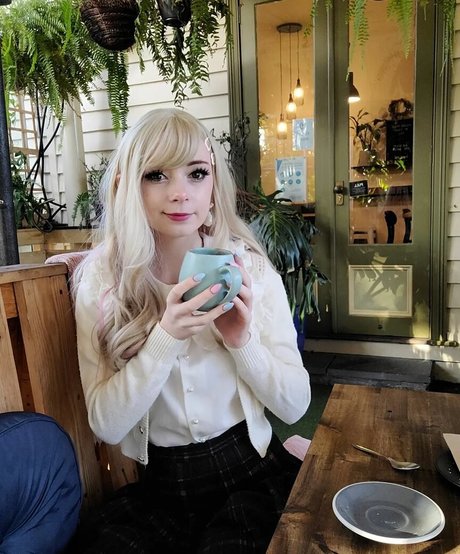 フェイシャルオンリーファンズ 美しいヌード 画像