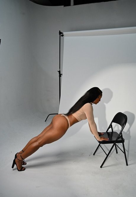 巨乳タトゥーオンリーファンズ 可愛い 画像