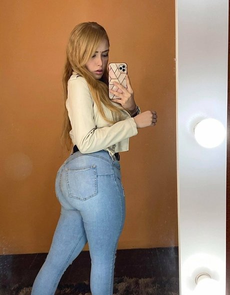 オイルを塗った巨乳オンリーファンズ セクシー 画像