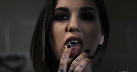 金髪のホットな妻オンリーファンズ ホットポルノ 画像