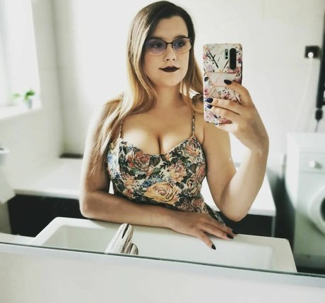 delimbre ホット女優 写真