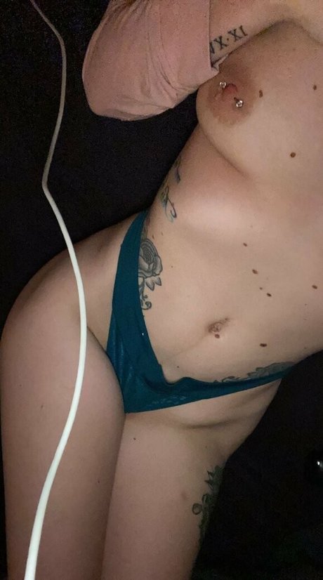 オイルを塗った巨乳オンリーファンズ セクシー裸 画像