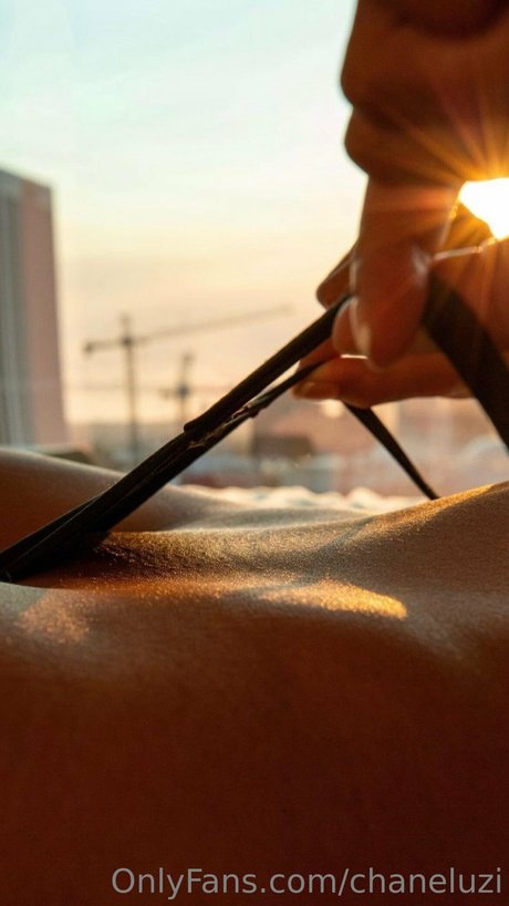 Chanel Uzi ポルノスター アダルト 写真