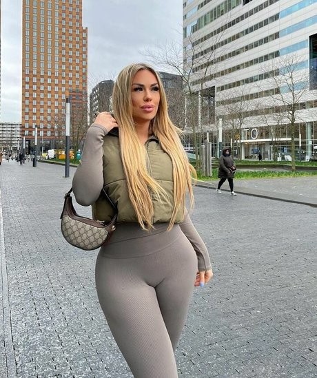 心理学者オンリーファンズ ヌード 画像