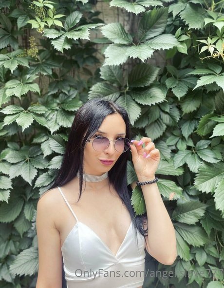 angelina crystal 裸のモデル 画像