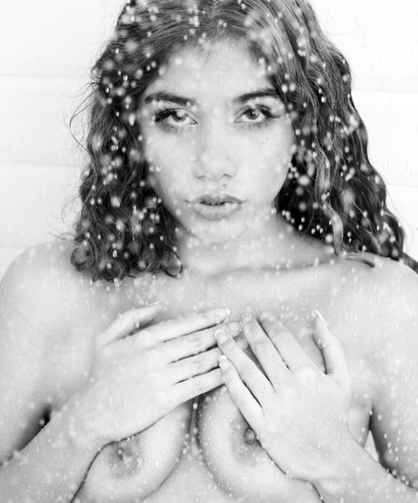 巨乳ランジェリーオンリーファンズ アート裸 ギャラリー