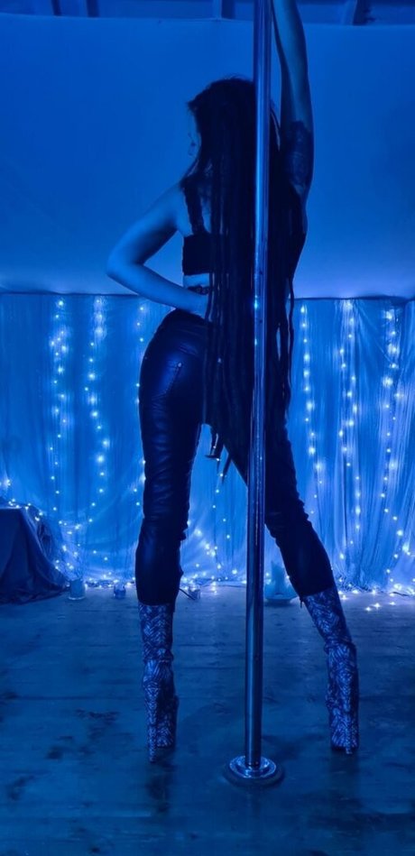 お尻を広げるオンリーファンズ セクシー 写真