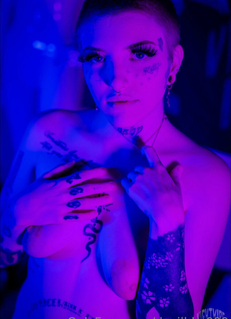 ジャークオンリーファンズ ヌード 写真