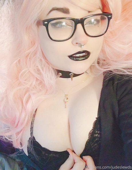 かわいいブロンドのオンリーファンズ アート裸 写真