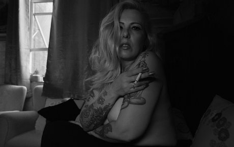 lady smoker queen ポルノスター 無料 写真