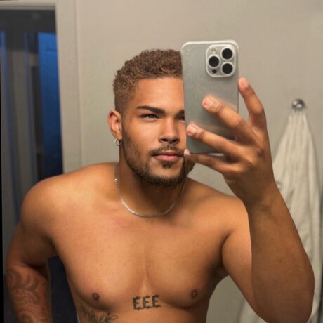 小さなおっぱいオンリーファンズ ホットヌード 写真