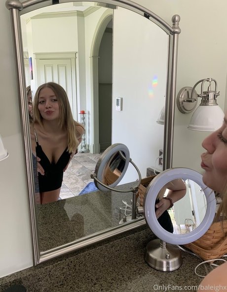 年配の熟女オンリーファンズ アート裸 ギャラリー