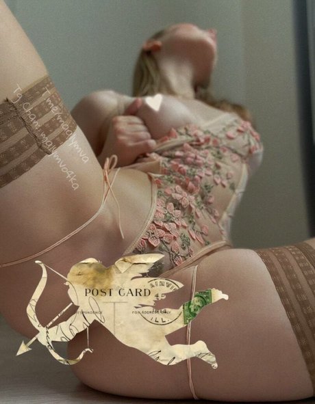 オイルを塗った巨乳オンリーファンズ アート裸 画像