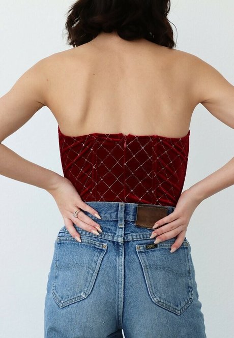 セクシーなブルネットのオンリーファンズ 無料裸 写真