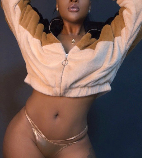 illnanaa ポルノスター 写真