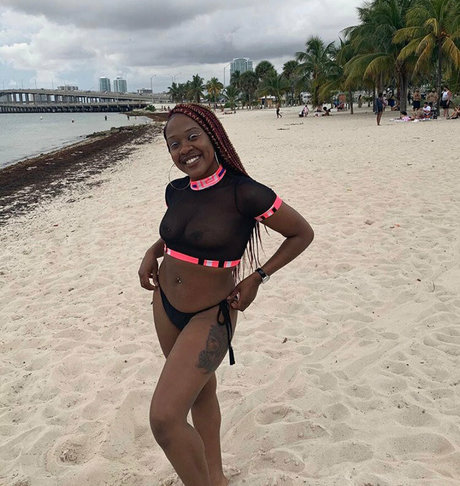 illnanaa ポルノスター セクシー 写真