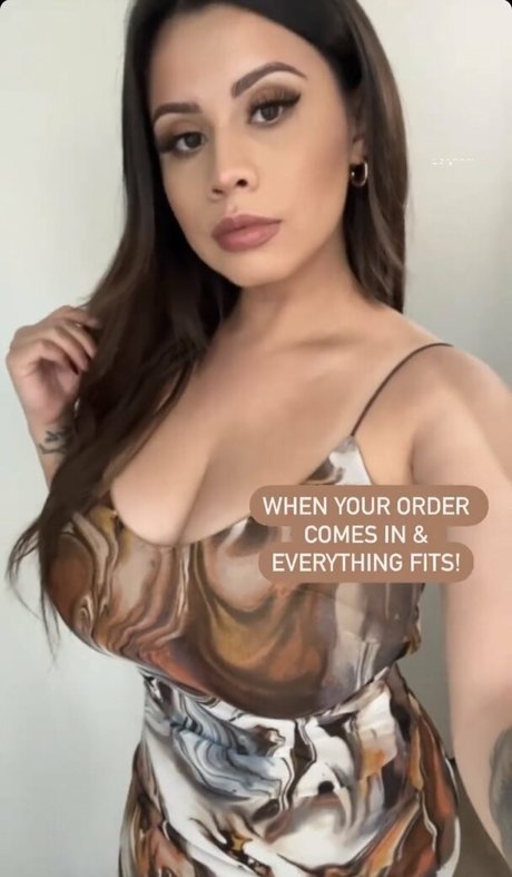 ぽっちゃりラテン系オンリーファンズ アートヌード 画像