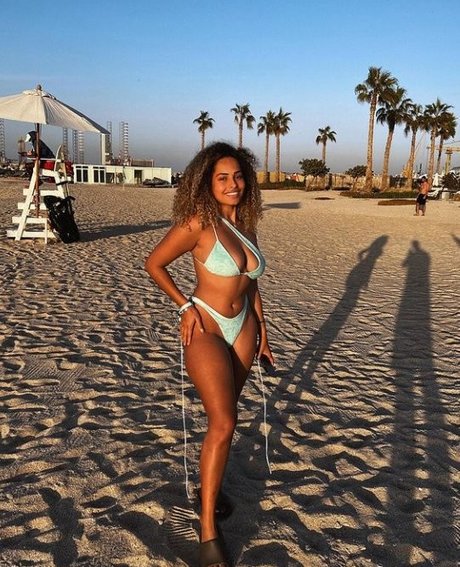 Amber Gill 裸のモデル 画像