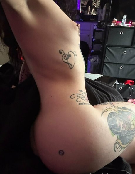 ダウンオンリーファン 裸 写真