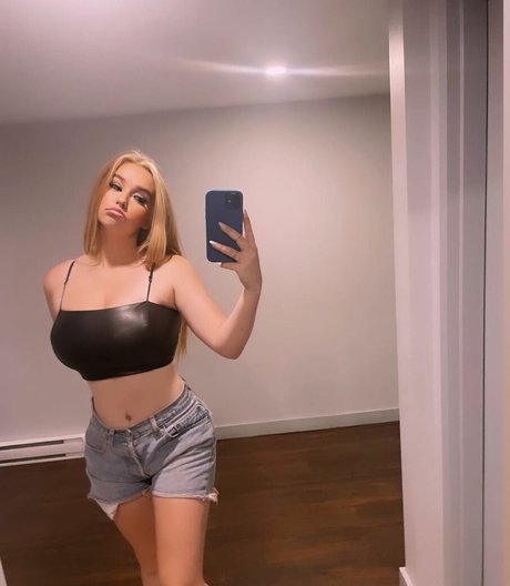 haileyyfriz スター ヌード 写真