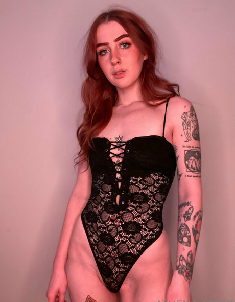 巨乳ストリップオンリーファンズ 美しい裸 画像