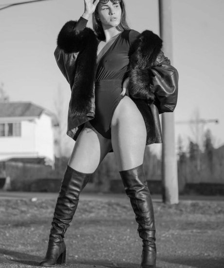 ストリップショー オンリーファンズ セクシー裸 画像