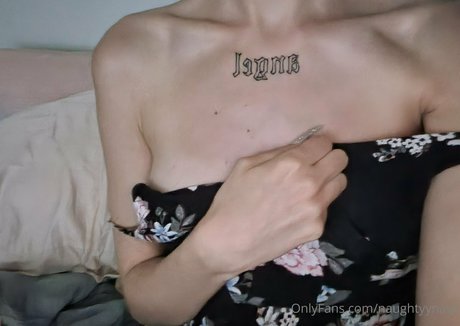 naughtyynavii エロティックなスター 写真