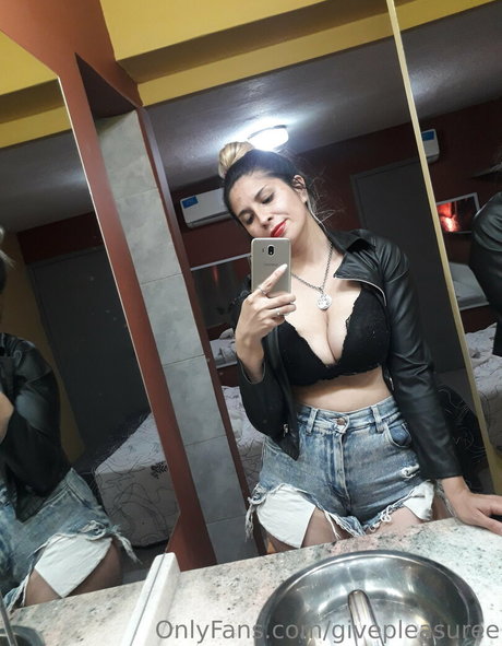 givepleasuree エロティックモデル 写真