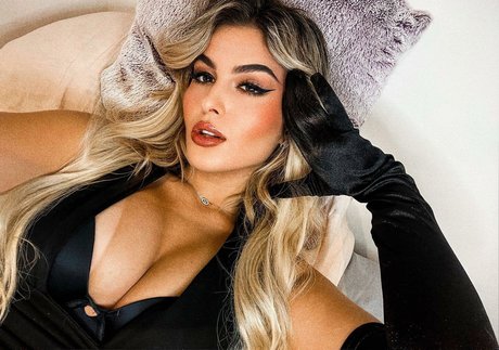 Sthefany Oliveira セクシーモデル 画像