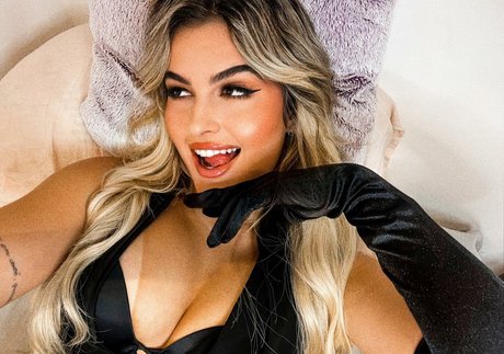 巨大ディルドオンリーファンズ ヌード 写真