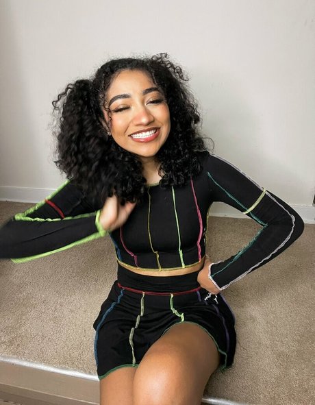 ヌード熟女オンリーファンズ ポルノ 画像