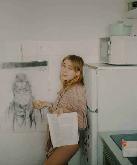 裸の女の子オンリーファンズ ヌード 画像